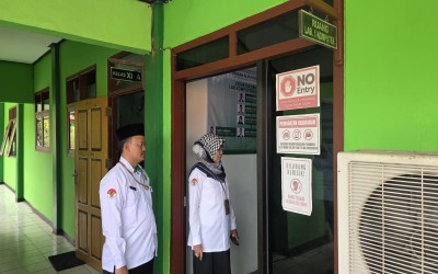 Kepala Kantor Kemenag Tuban Monitoring TKA Hari Pertama di MAN 1 Tuban