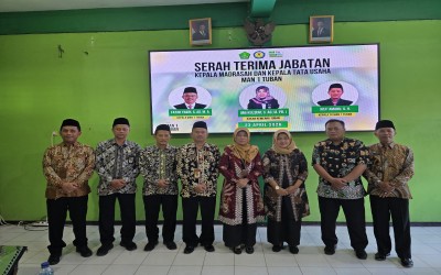 Perpisahan Guru dan Pegawai MAN 1 Tuban Berlangsung Haru