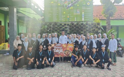 Plt Kepala MAN 1 Tuban Bersama Anggota Osis Bagikan Takjil