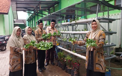 PANEN TANAMAN HIDROPONIK KARYA SISWA MAN 1 TUBAN