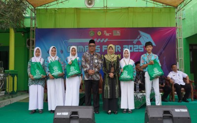 KAKANKEMENAG SERAHKAN BANTUAN PADA SISWA MAN 1 TUBAN