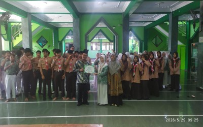 Jumat Berkah, Masa Depan Cerah: MAN 1 Tuban Salurkan ZIS Rp15,6 Juta untuk Pendidikan Siswa Kurang Mampu
